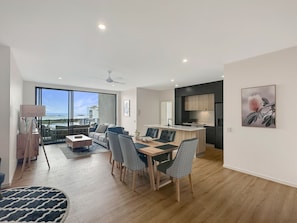 Appartement Penthouse, 3 chambres | Aire de séjour | Téléviseur connecté de 40 po avec télévision numérique, téléviseur
