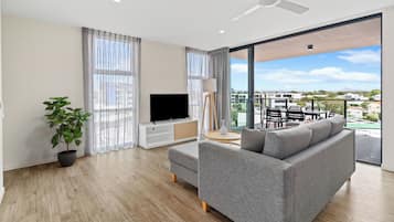 Huoneisto, 1 makuuhuone | Oleskelualue | 40–tuumainen äly-TV, jossa digitaalikanavat