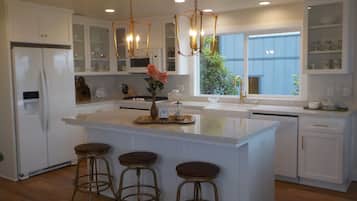 Jääkaappi, mikroaaltouuni, uuni, liesi