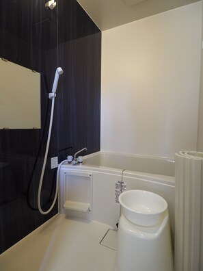 Habitación cuádruple (with Private External Bathroom) | Baño | Tina con regadera, amenidades de baño gratuitas, secadora de cabello