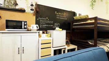 Quarto quádruplo (with Private External Bathroom) | Cofres nos quartos, escrivaninha, quartos à prova de som