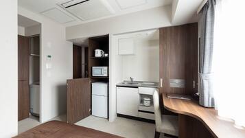 Single room with kitchen and washing machine | Cozinha americana privada | Geladeira, micro-ondas, chaleira elétrica, panela elétrica de arroz