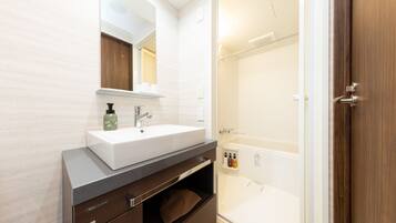 Ensemble douche/baignoire, sèche-cheveux, chaussons