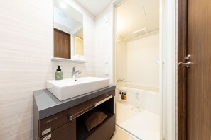 Combinazione doccia/vasca, asciugacapelli, pantofole, bidet elettronico