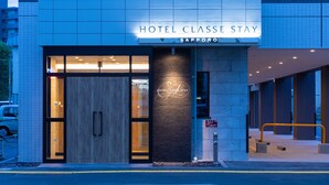 A modern hotel entrance with a sign reading "HOTEL CLASSE STAY SARPORO". - Hotel Classe Stay Sapporo (Sapporo)