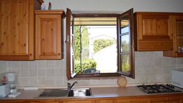 Kühlschrank, Mikrowelle, Herdplatte, Toaster