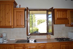 Frigorífico, microondas, placa de cocina y cafetera o tetera