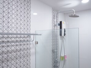 Habitación familiar, 2 habitaciones, no fumadores, junto a la piscina | Baño | Ducha y cabezal de ducha tipo lluvia