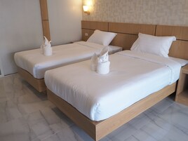 办公桌、遮光窗帘、免费 WiFi