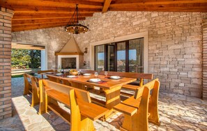 Outdoor dining - Gorgeous home in Krmed with WiFi (Krmed)