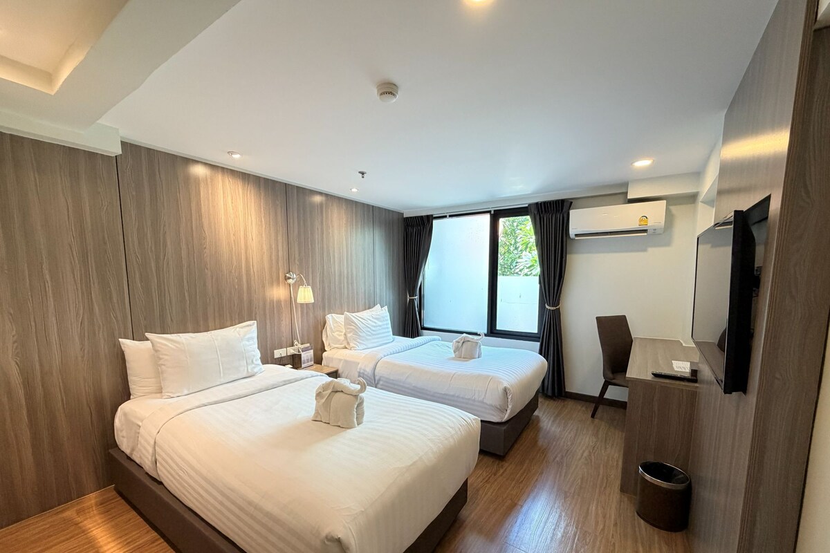 Deluxe Twin Room | Escritorio y espacio para trabajar con un portátil
