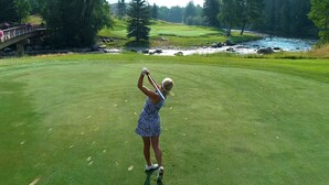 A golf course with a bridge, a river, and a forest in the background. - ☞Sunny & Spacious 2 King 2 Queen in the heart of the Vail❅Valley⛷ (Avon)