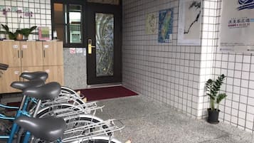 Ein Zimmer mit einer Fliesenwand, einer Tür mit einem dekorativen Glasfenster und einem roten Teppich, der zur Tür führt.