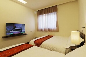 Standard Quadruple Room | Desk, soundproofing, free WiFi, bed sheets