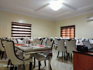 Café da manhã com buffet grátis todos os dias