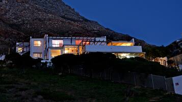 Fachada de la propiedad por la tarde o noche