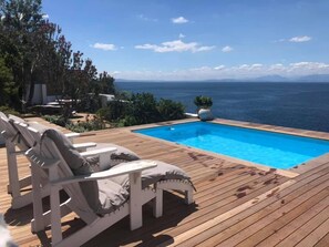 Una piscina al aire libre (de 08:00 a 21:00), tumbonas