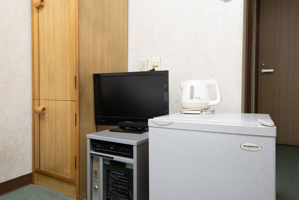 A compact kitchenette with a black TV, a Daewoo refrigerator, and a coffee maker. - Tabist Silk Hotel Nakatsugawa (Nakatsugawa)