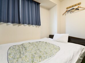 Desk, bed sheets - Tabist Silk Hotel Nakatsugawa (Nakatsugawa)