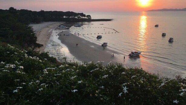 A beach with boats and people during sunset. - The TJ Resort (Pattaya)