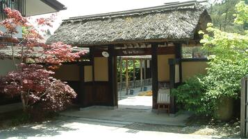 Vista frontal de la propiedad