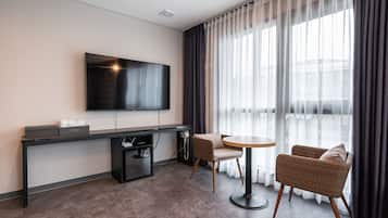 Premium Room | Desk, blackout drapes, soundproofing, free WiFi