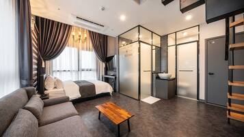 Suite | Desk, blackout drapes, soundproofing, free WiFi