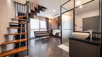 Suite | Desk, blackout drapes, soundproofing, free WiFi