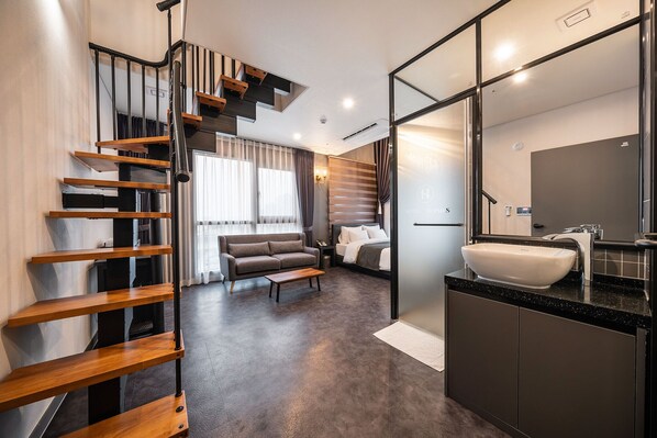 Suite | Desk, blackout drapes, soundproofing, free WiFi - Hermes Hotel Yongin (Yongin)