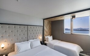 Deluxe Twin kamer | Luxe beddengoed, een bureau, een laptopwerkplek