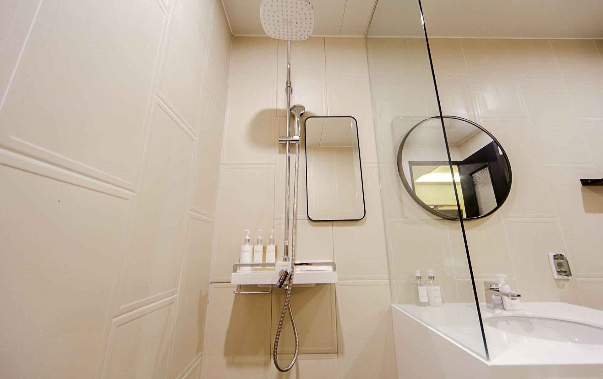 standard room | bathroom | free toiletries, hair dryer, bathrobes, slippers