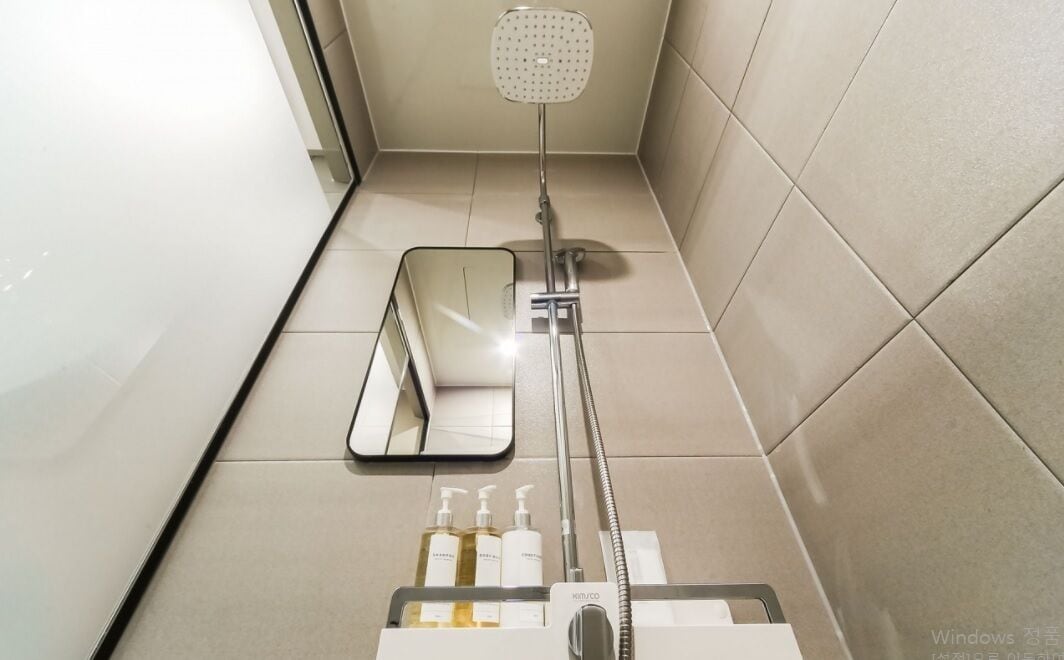 deluxe room | bathroom | free toiletries, hair dryer, bathrobes, slippers