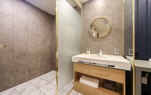 Deluxe Room | Bathroom