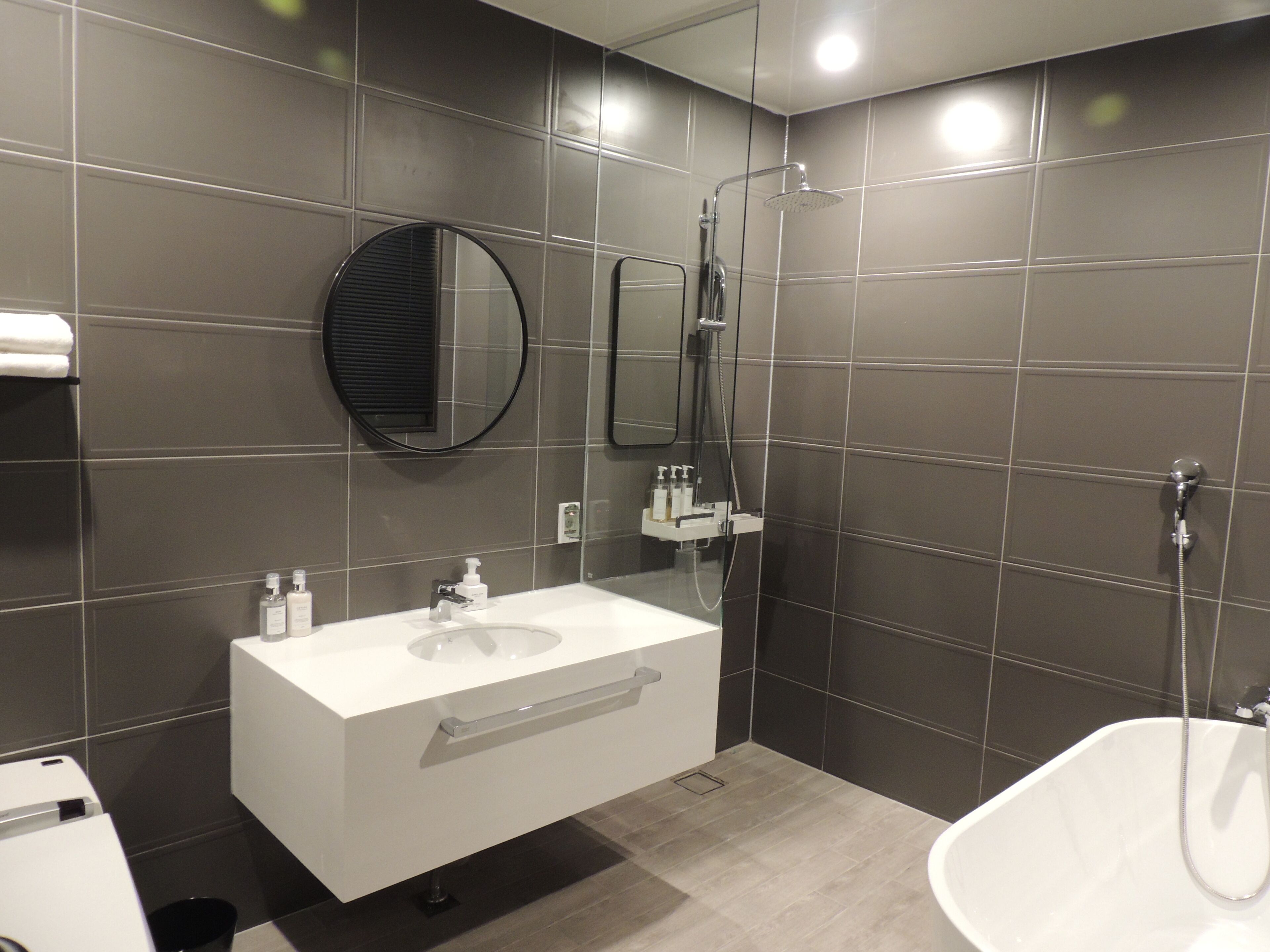 premium room | bathroom | free toiletries, hair dryer, bathrobes, slippers