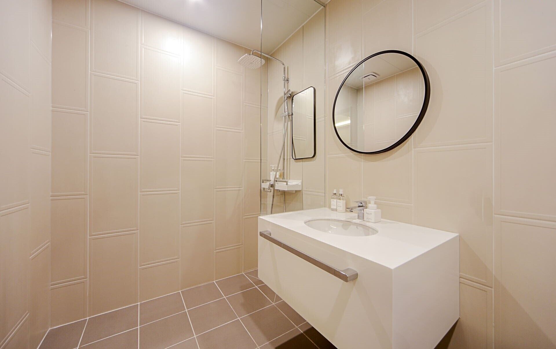 standard room | bathroom | free toiletries, hair dryer, bathrobes, slippers