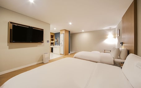 Deluxe Twin Room | Premium bedding, desk, laptop workspace, blackout drapes