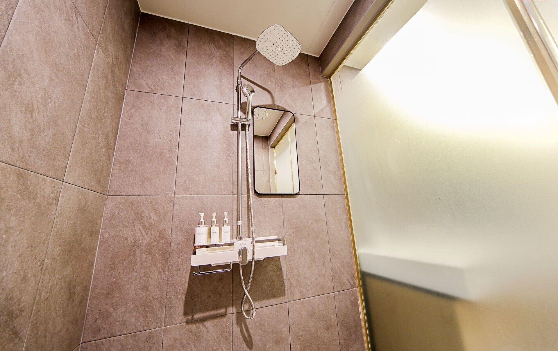 deluxe room | bathroom | free toiletries, hair dryer, bathrobes, slippers