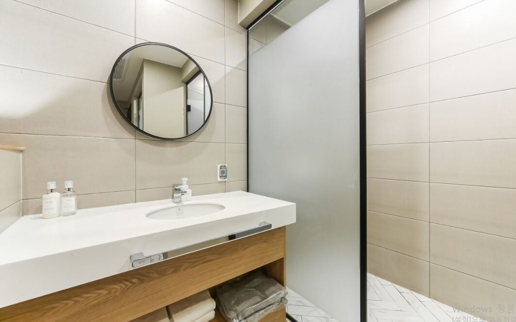 deluxe room | bathroom | free toiletries, hair dryer, bathrobes, slippers