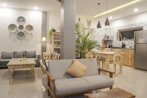 TV - RU1 • Master Suite With View and Large Bed (Badung)