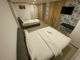 Premium Triple Room (with window) | Meja, langsir/tirai gelap terus, seterika/papan seterika, Wi-fi percuma 