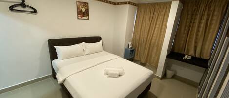 Rom – premium (with window) | Skrivebord, blendingsgardiner, strykejern/-brett og wi-fi (inkludert)