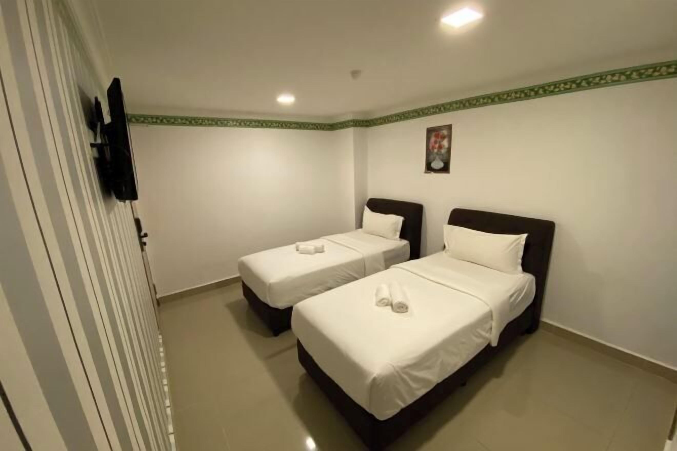 Desk, blackout drapes, iron/ironing board, free WiFi