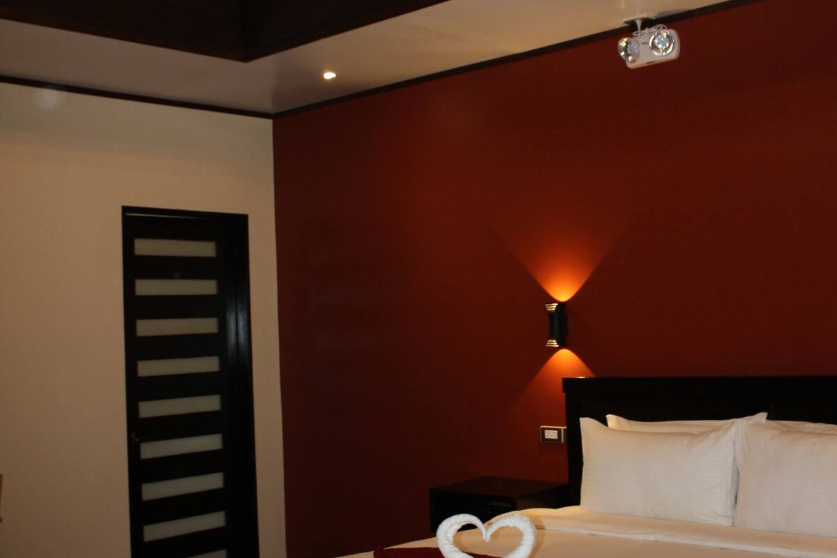 King Room | Premium bedding, memory-foam beds, free WiFi, bed sheets