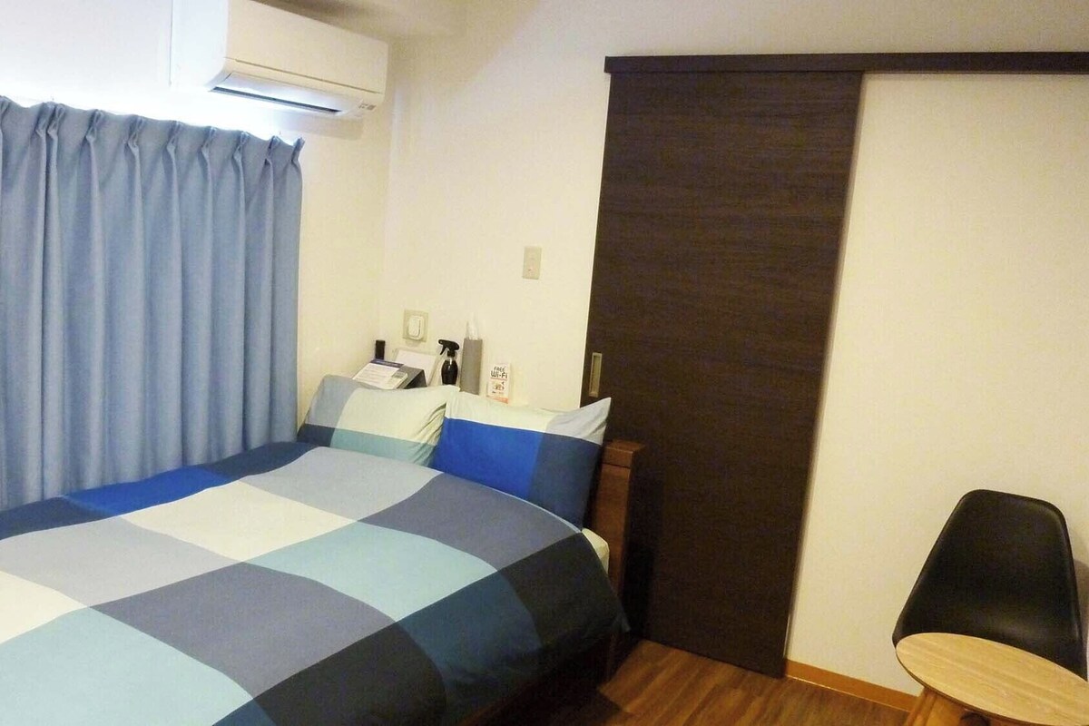 Desk, soundproofing, free WiFi, bed sheets