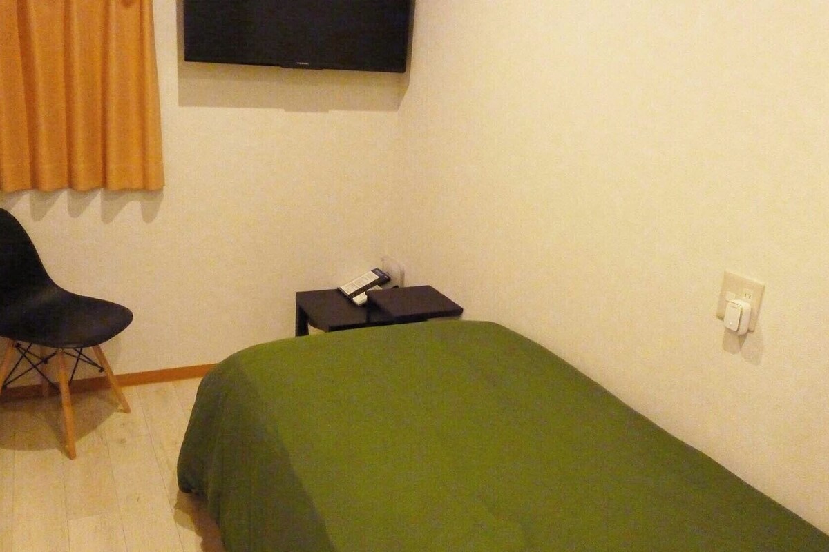 Desk, soundproofing, free WiFi, bed sheets