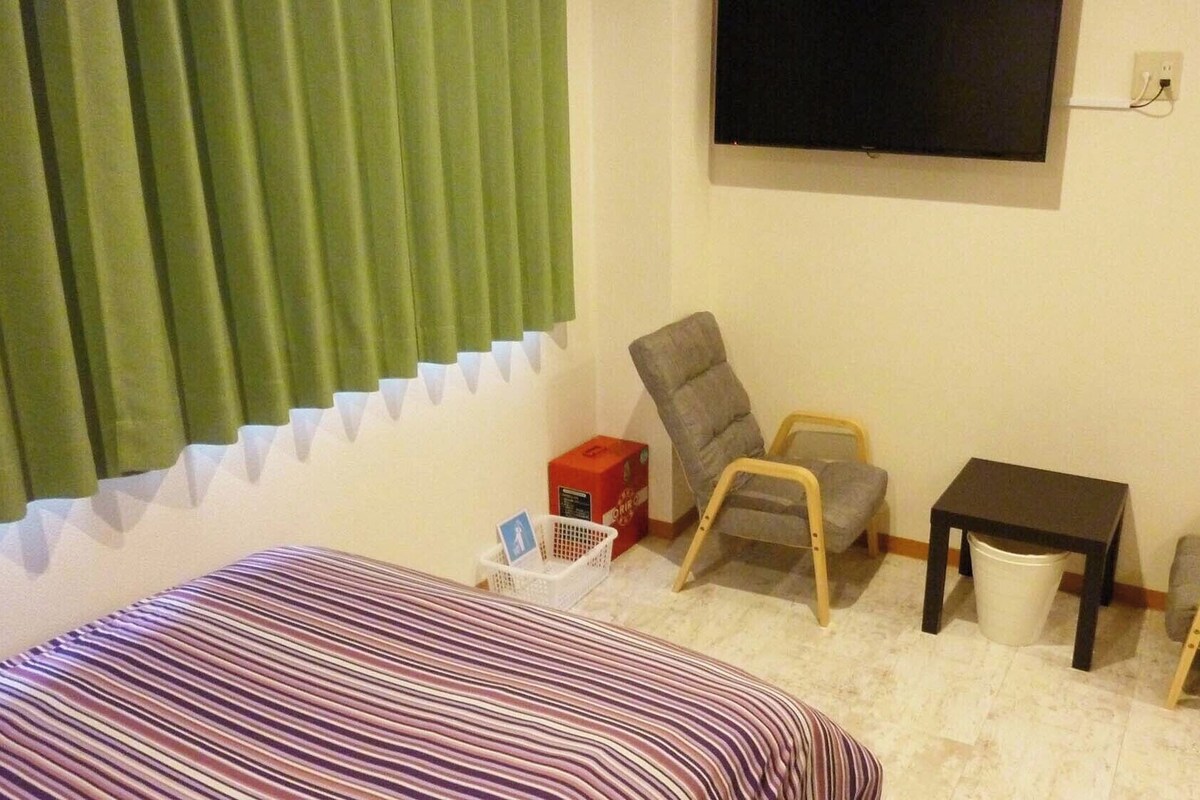 Desk, soundproofing, free WiFi, bed sheets