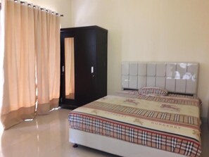 Desk, rollaway beds, free WiFi, bed sheets - Guest House 647 Tanjung Duren Utara (Jakarta)
