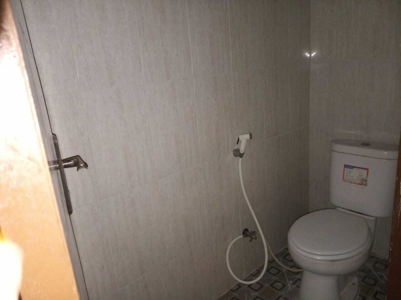 Un baño pequeño con inodoro y ducha.