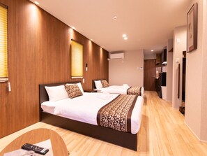 Escritorio, wifi gratis y ropa de cama 