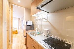 Quarto básico, para não fumantes (A) | Cozinha americana privada | Geladeira grande, micro-ondas, chaleira elétrica